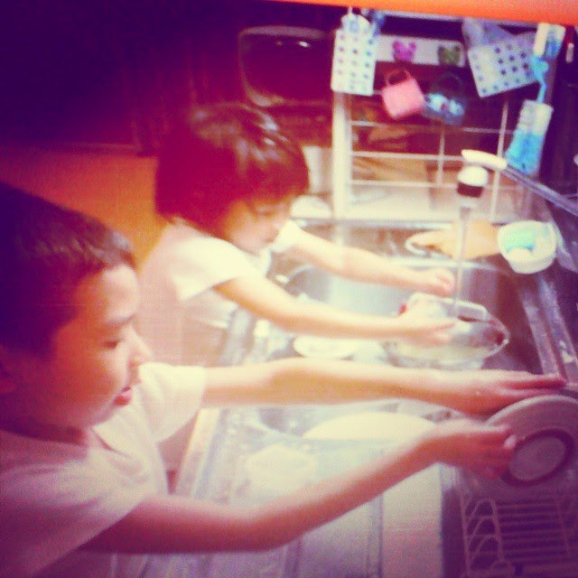 ANAK CUCI PIRING